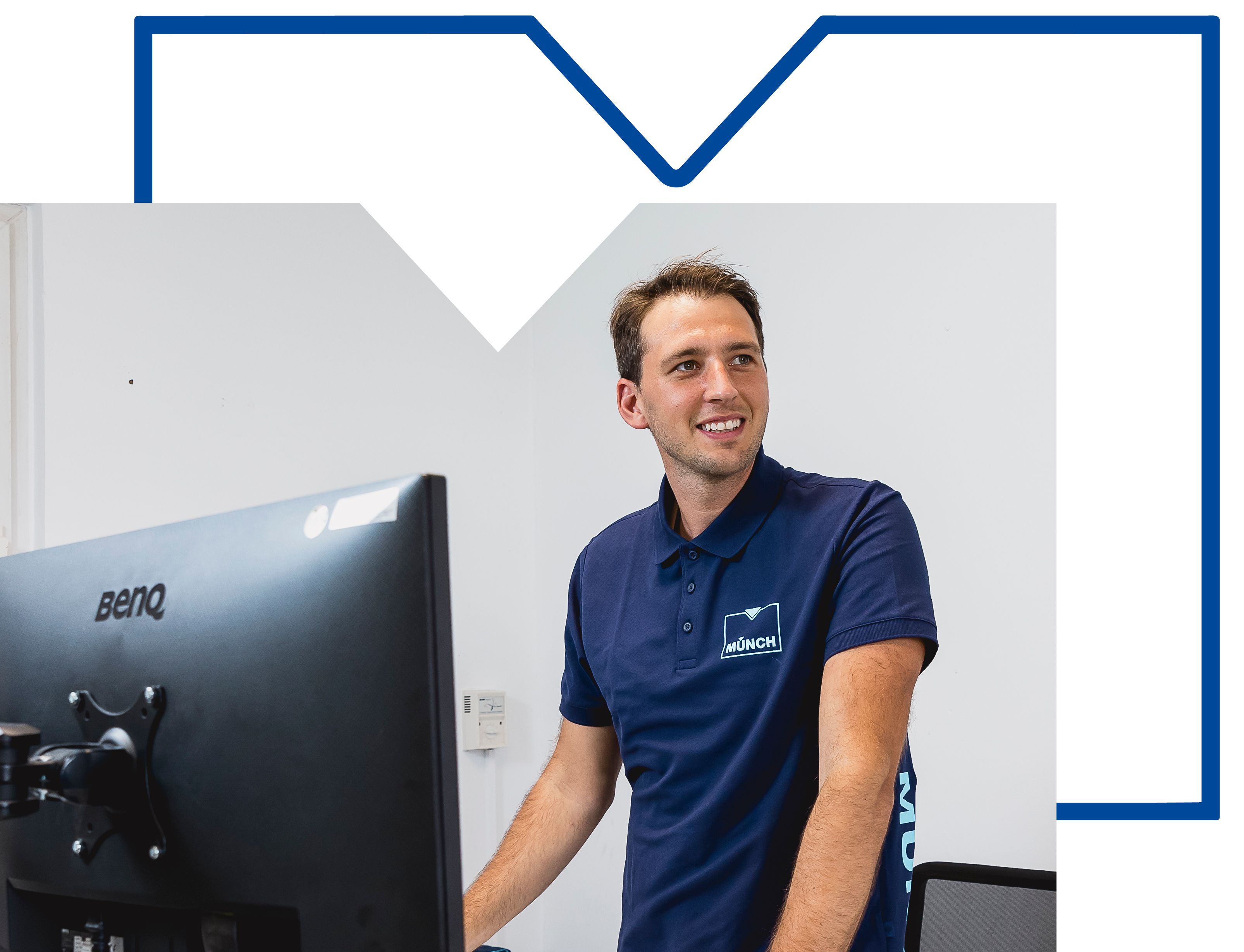 Mitarbeiter stehend mit Logo im Hintergrund