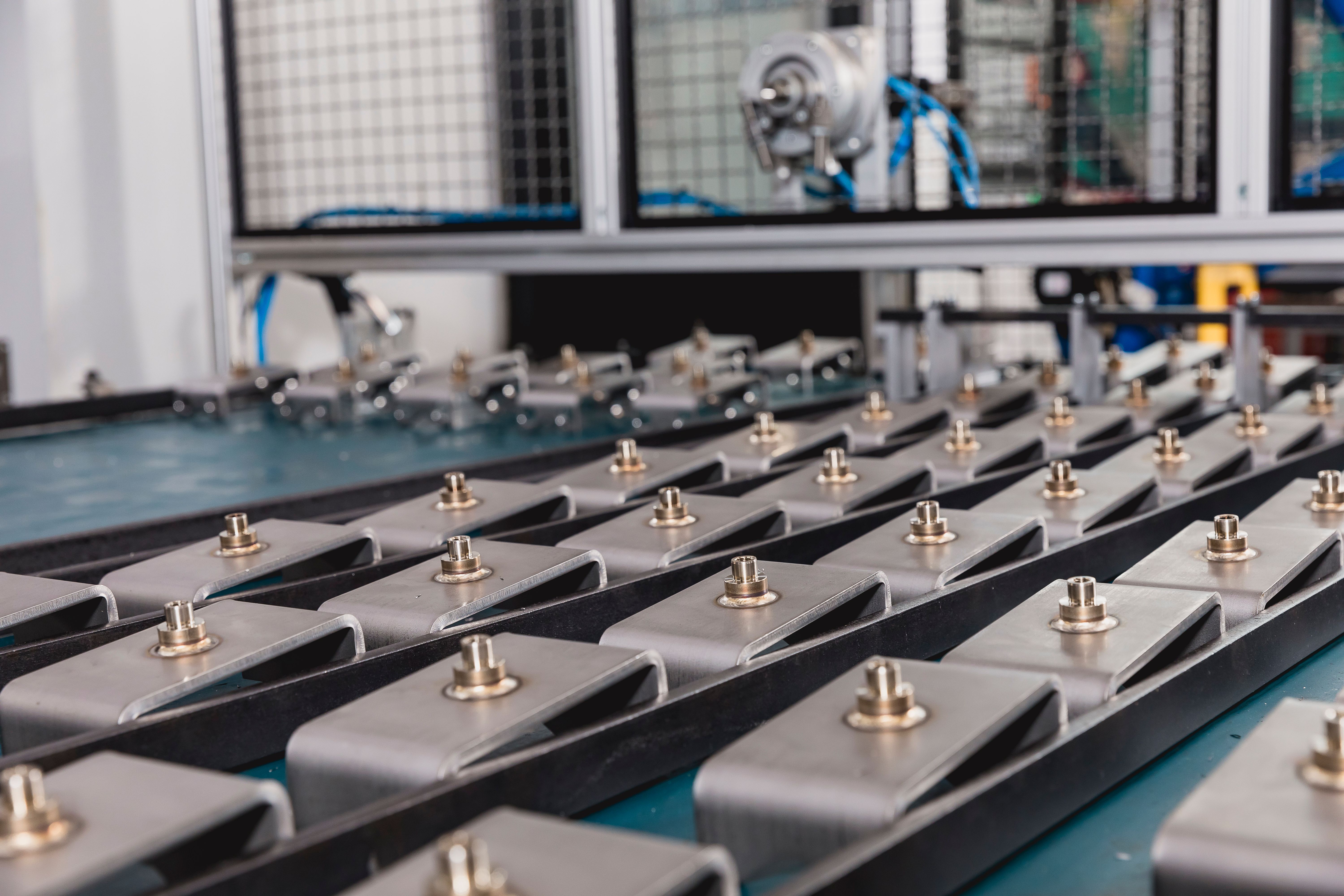 Bauteile auf Förderband