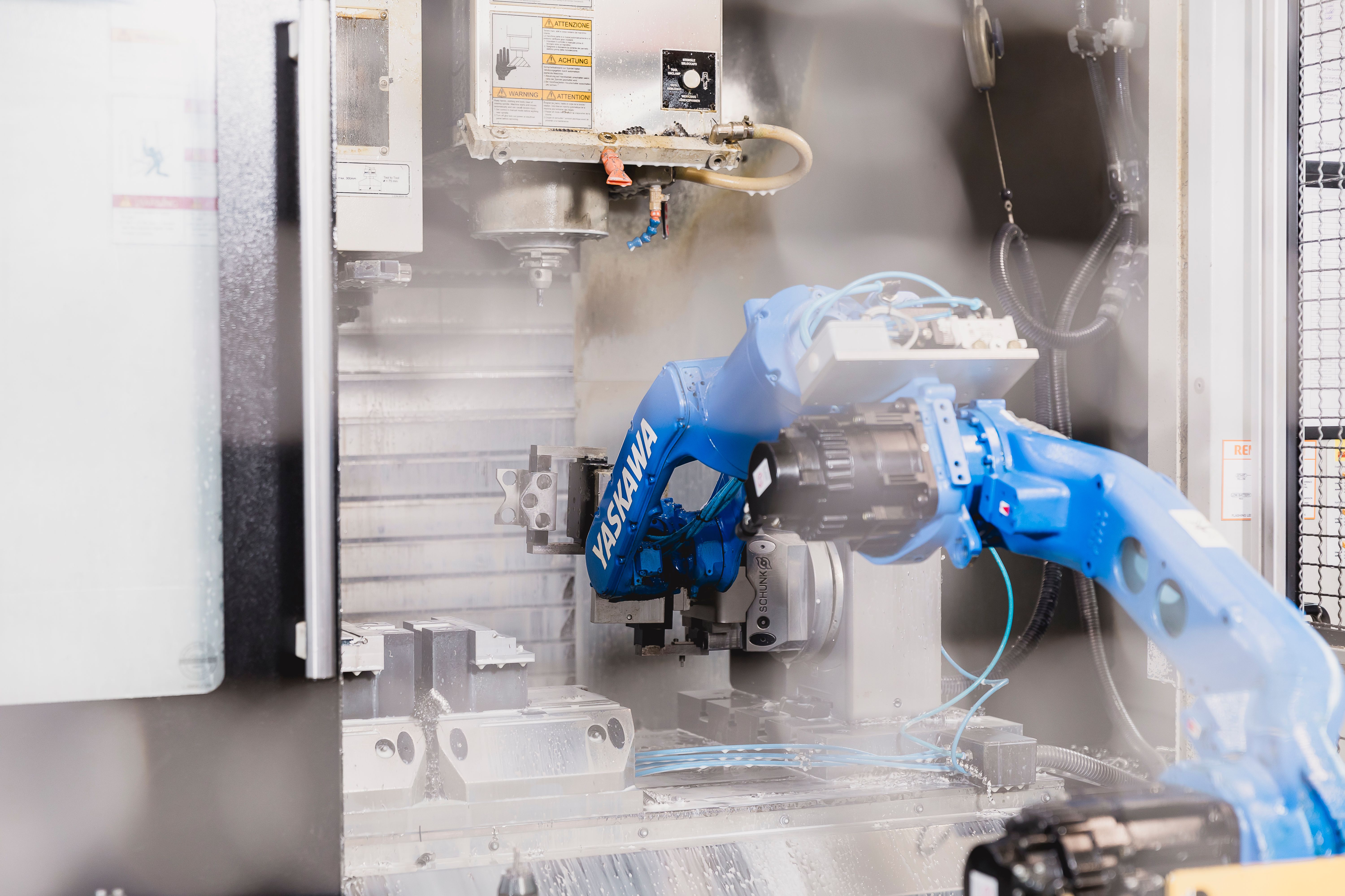 Roboter vor Zerspanungsmaschine