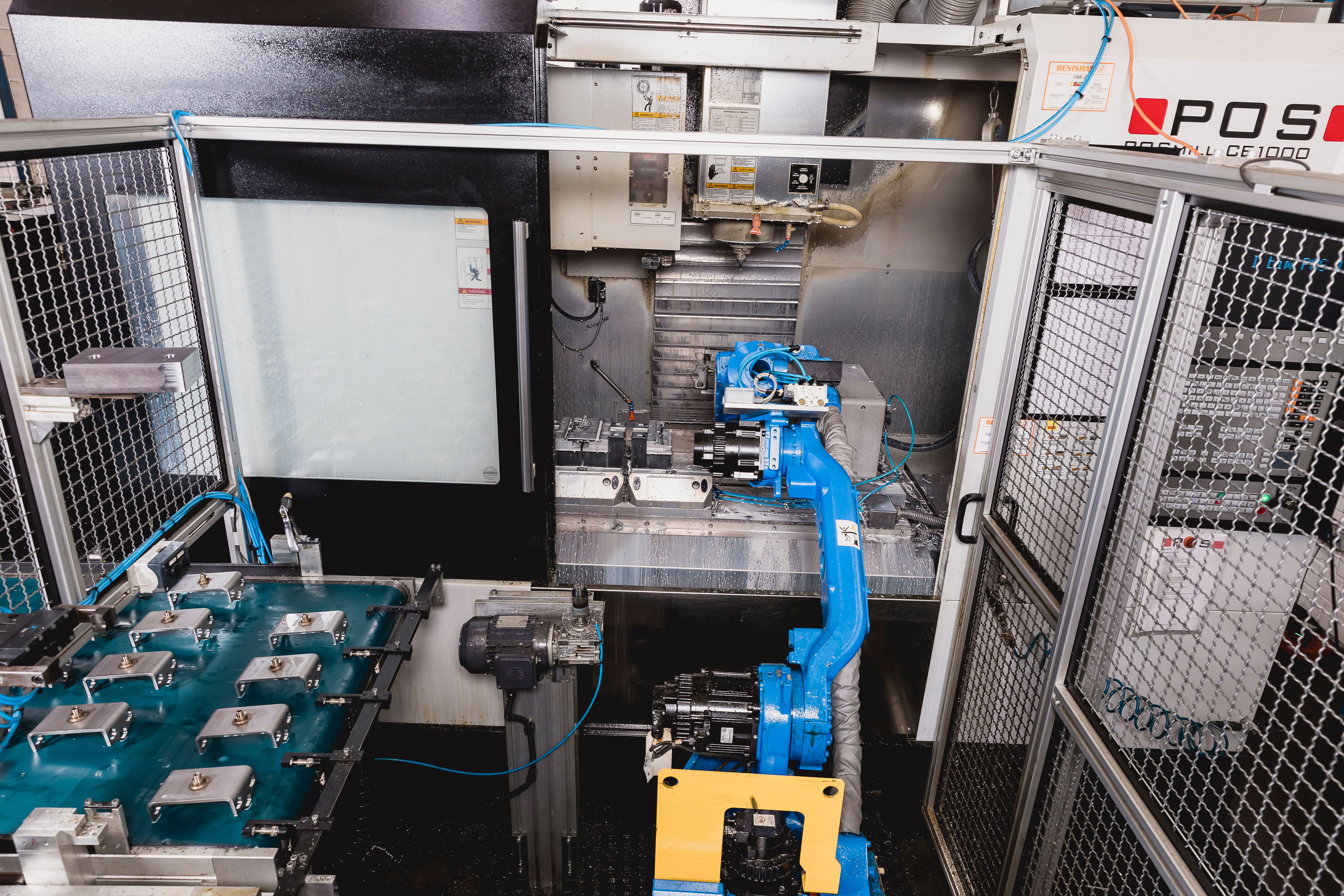 Roboter vor Zerspanungsmaschine