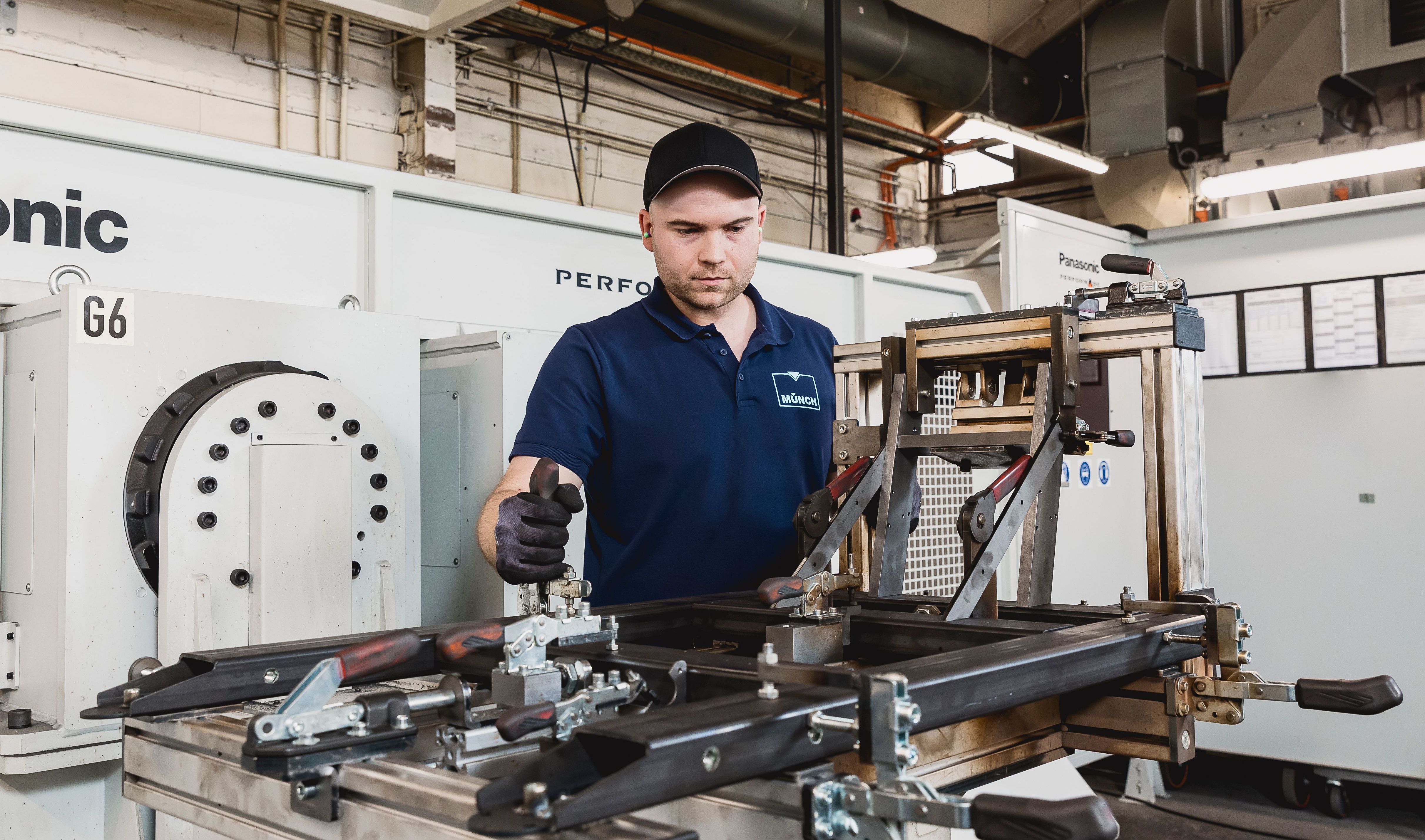 Mitarbeiter Schweißroboter mit Vorrichtung