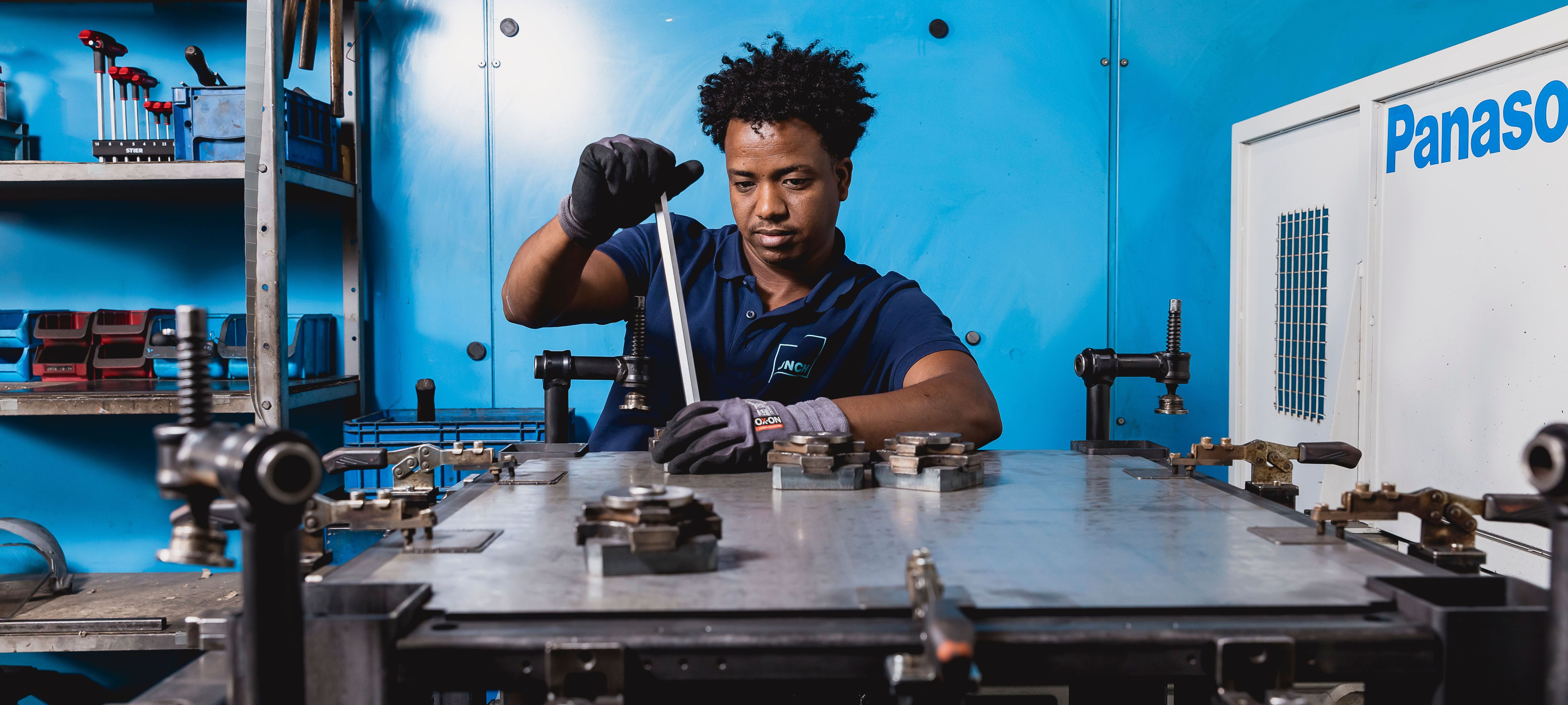 Mitarbeiter beim Schrauben