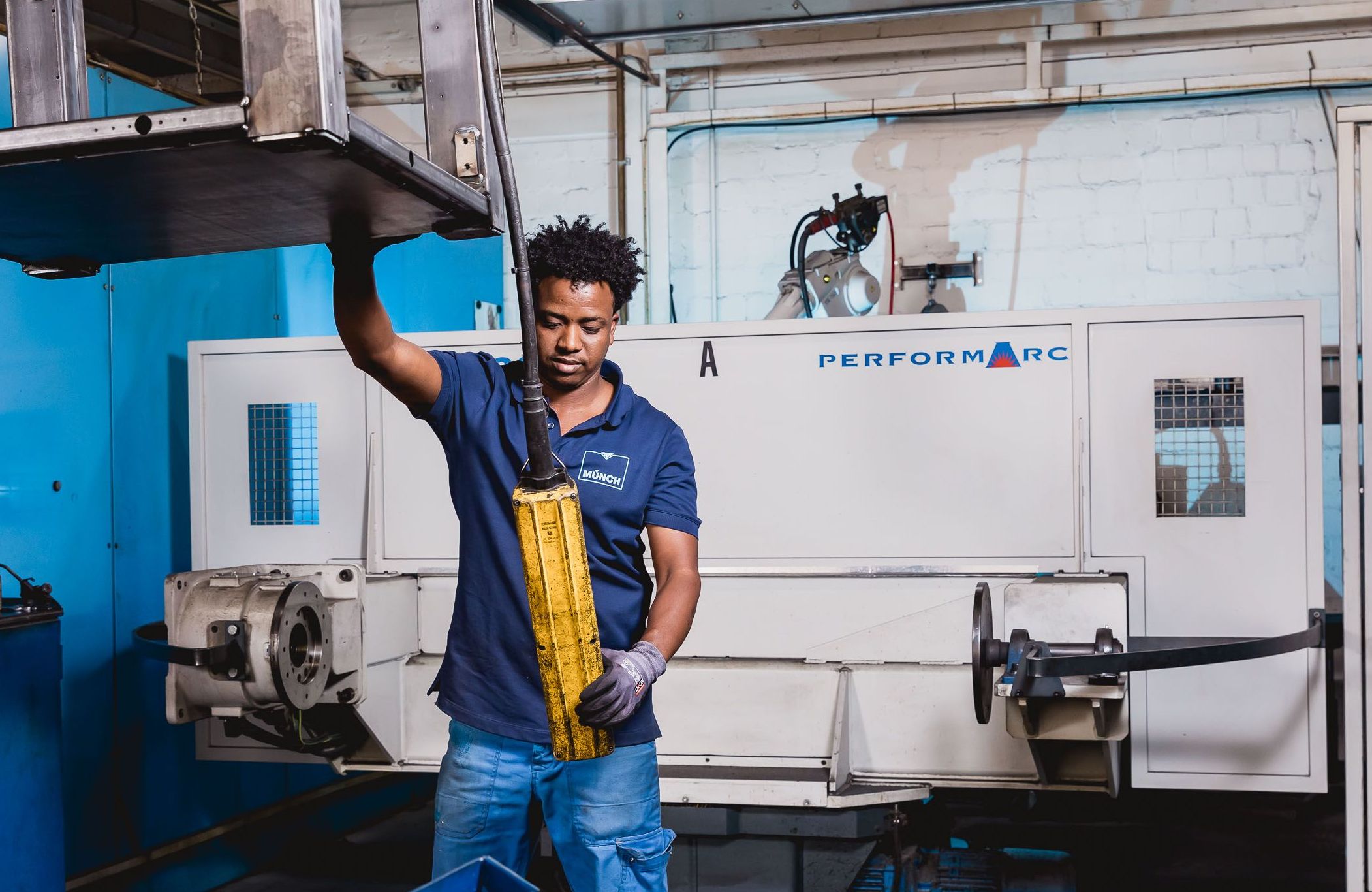 Mitarbeiter mit Kran