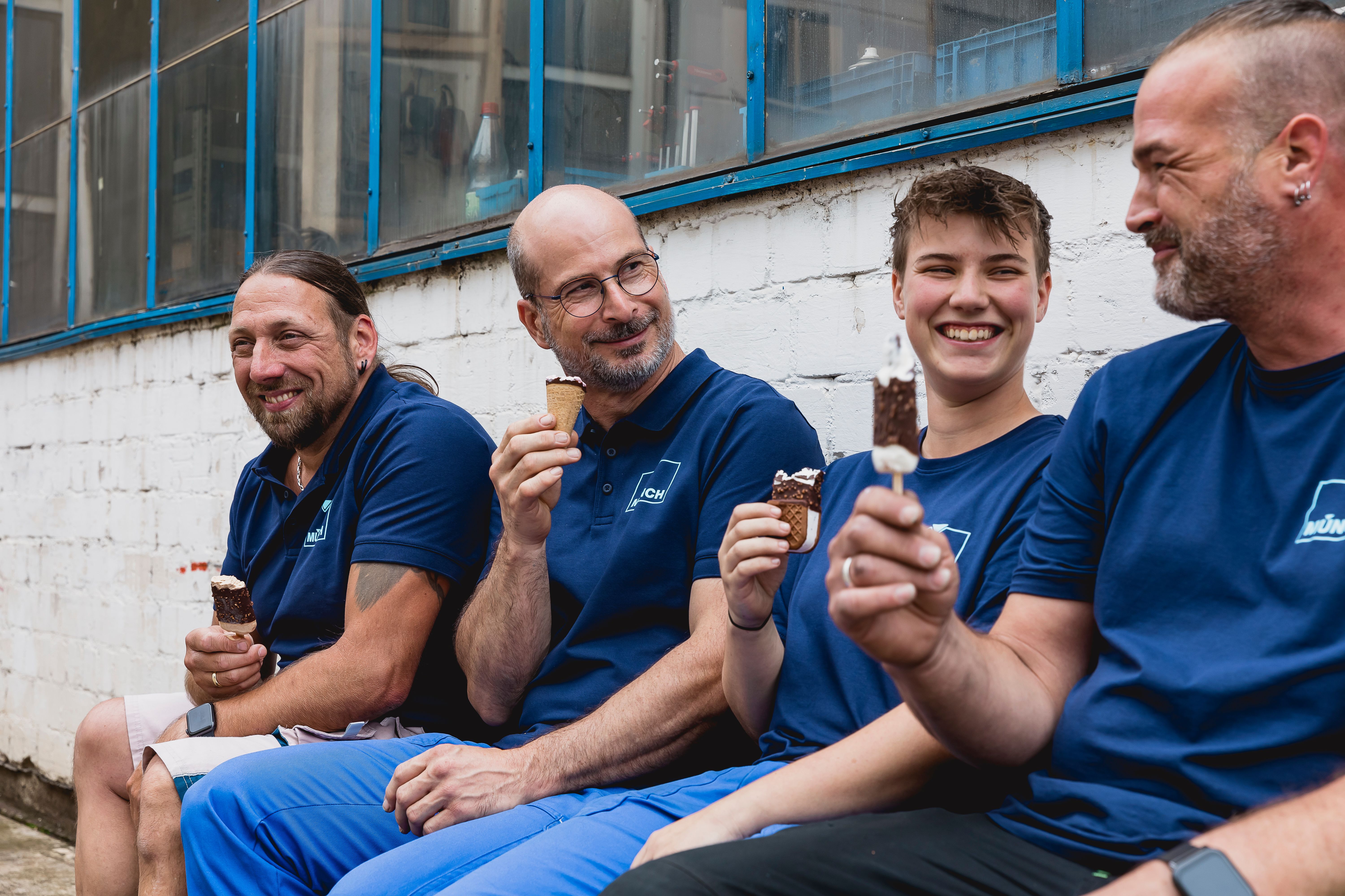 Mitarbeiter beim Eisessen