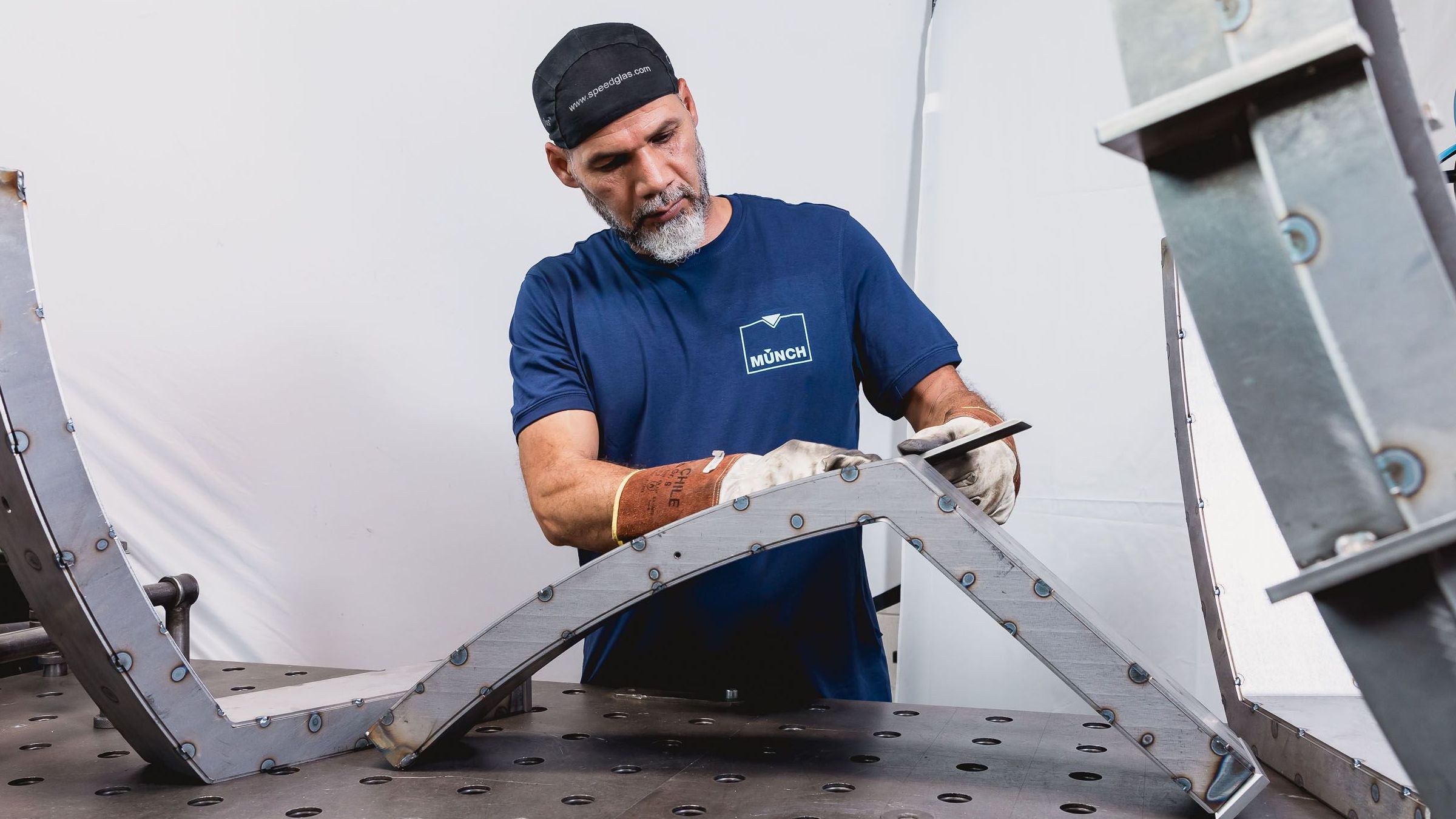 Schweißer mit Bauteil