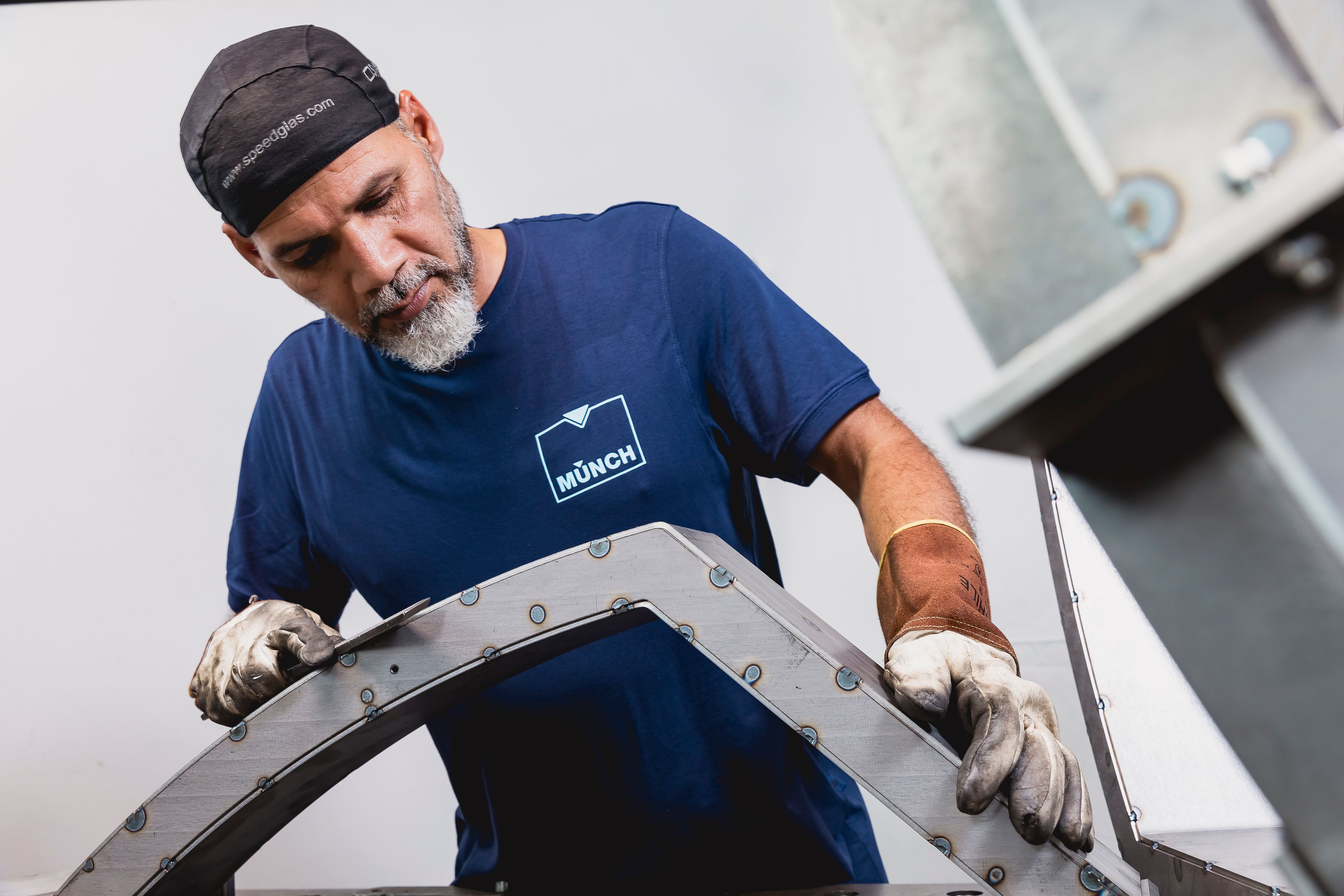 Mitarbeiter mit Bauteil