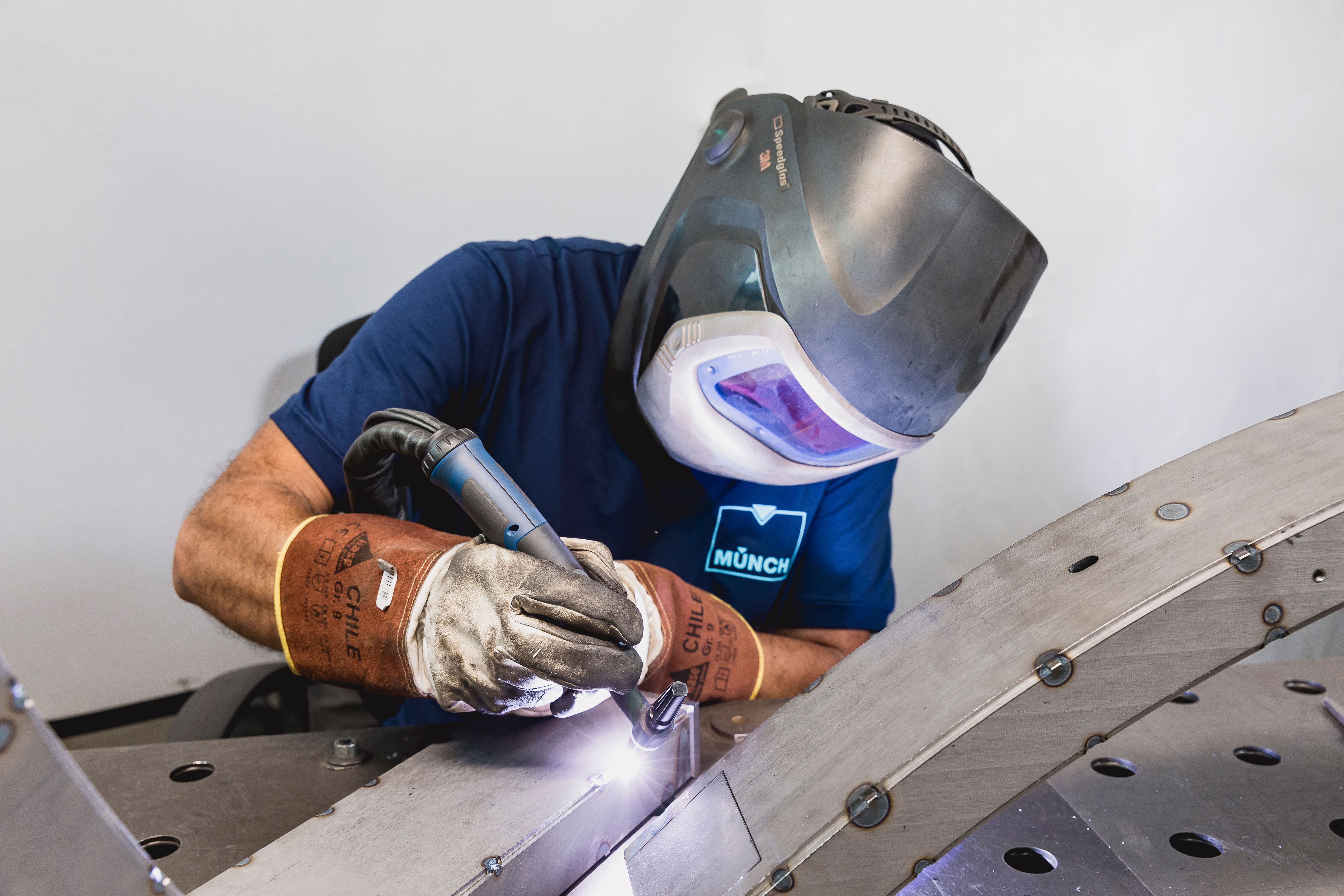 Schweißer mit Helm beim MAG-Schweißen