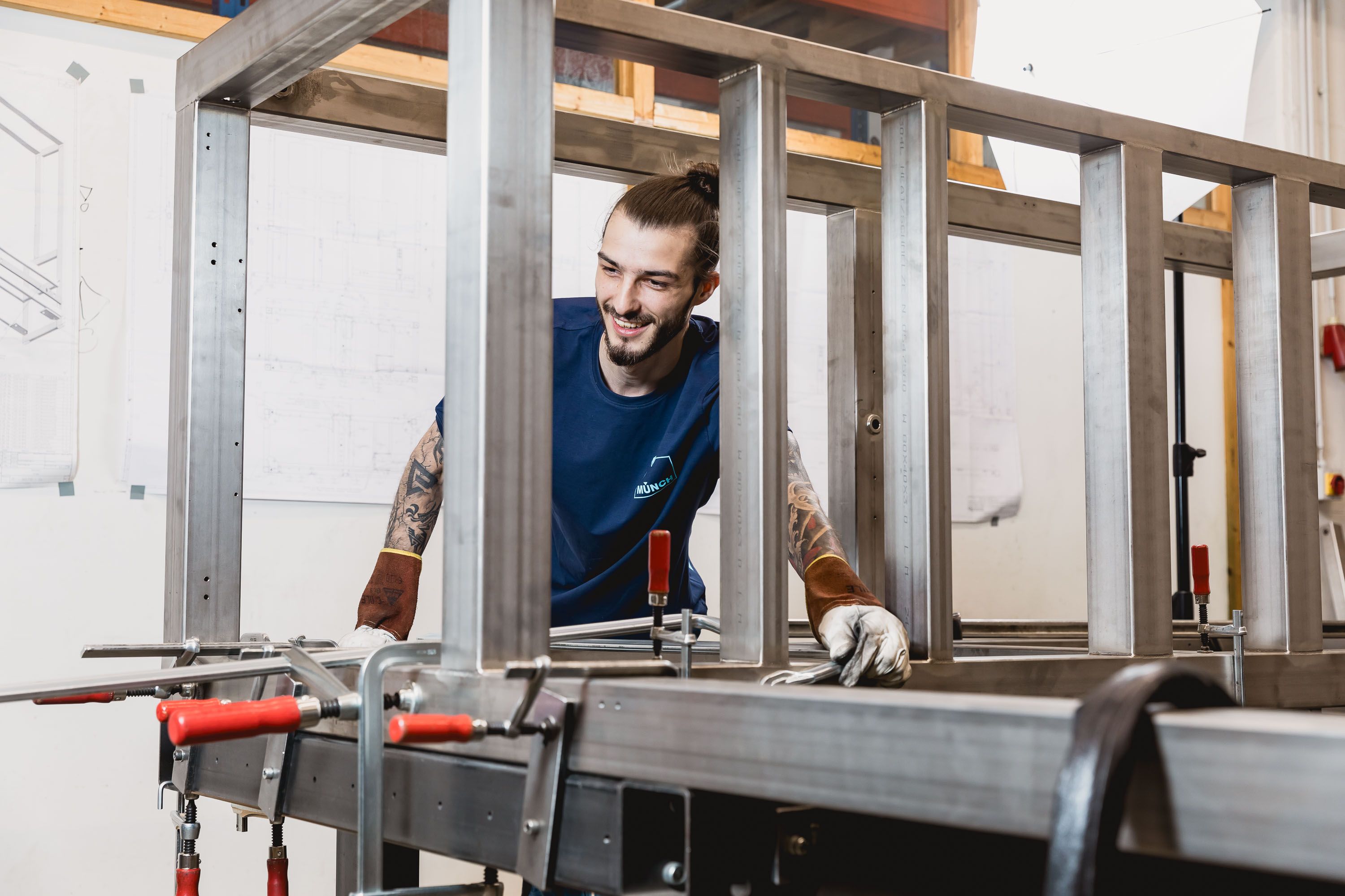 Mitarbeiter in Rohrrahmengestell