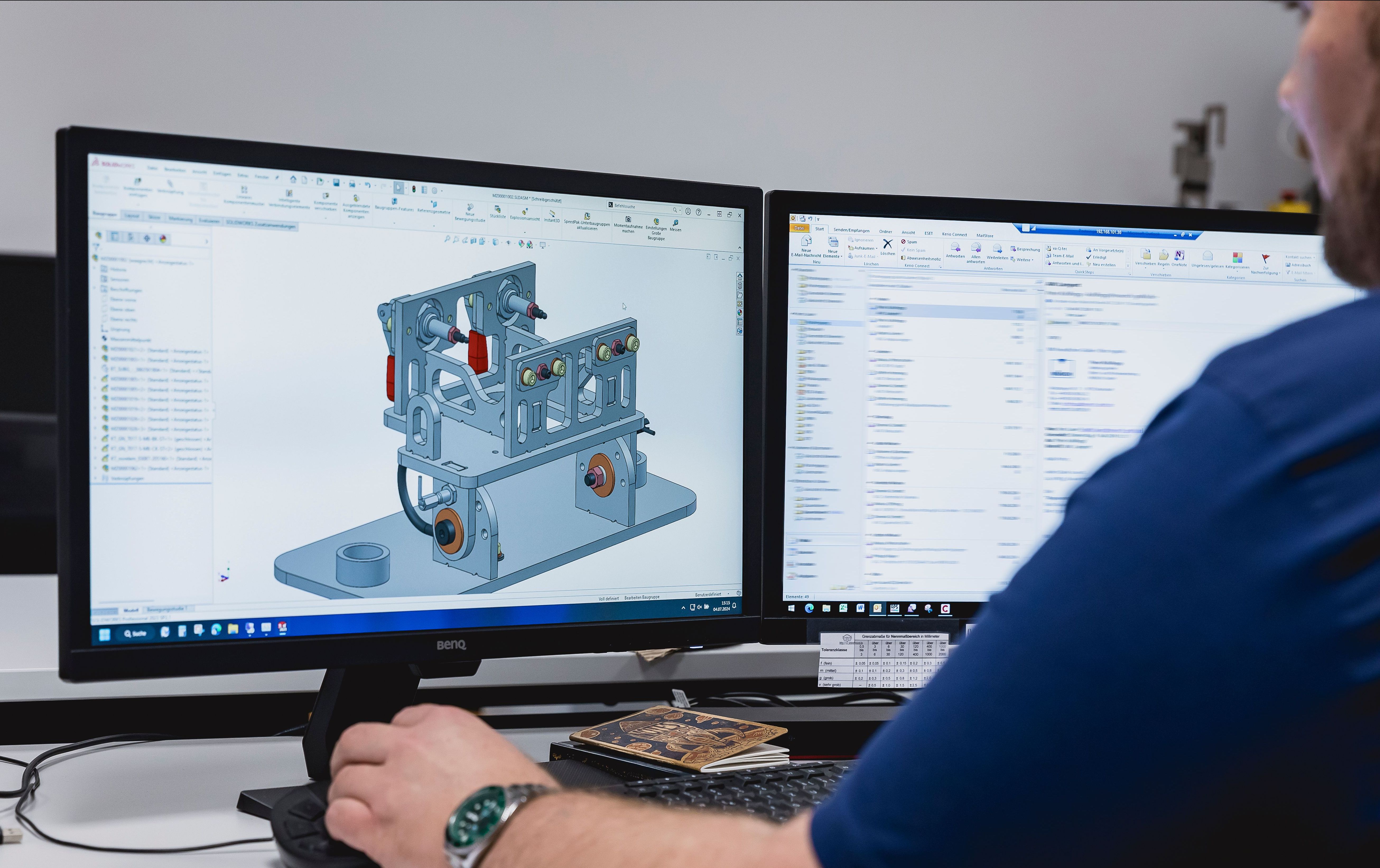 Konstrukteur am Bildschirm mit 3D-Modell