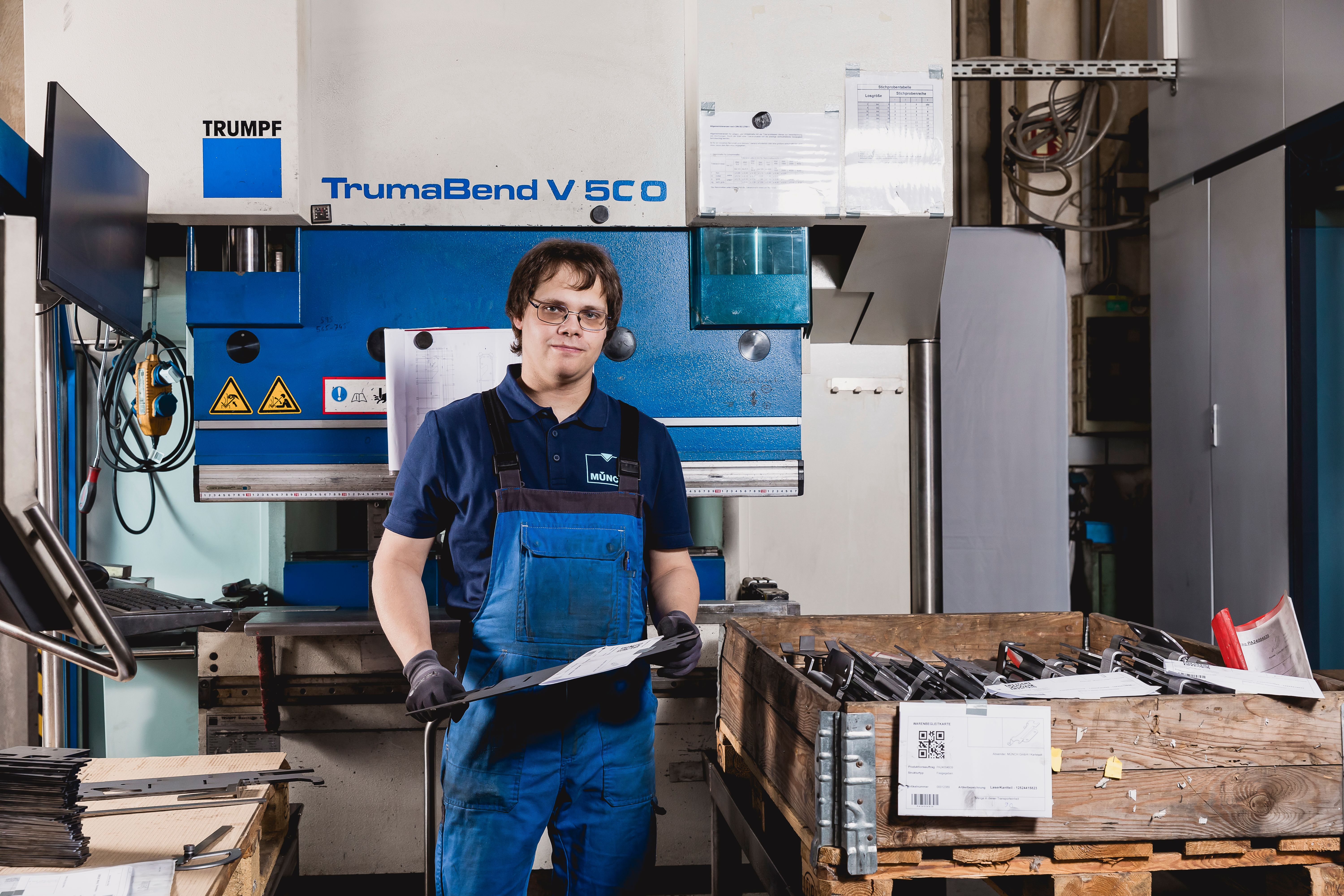 Mitarbeiter stehend vor Abkantpresse