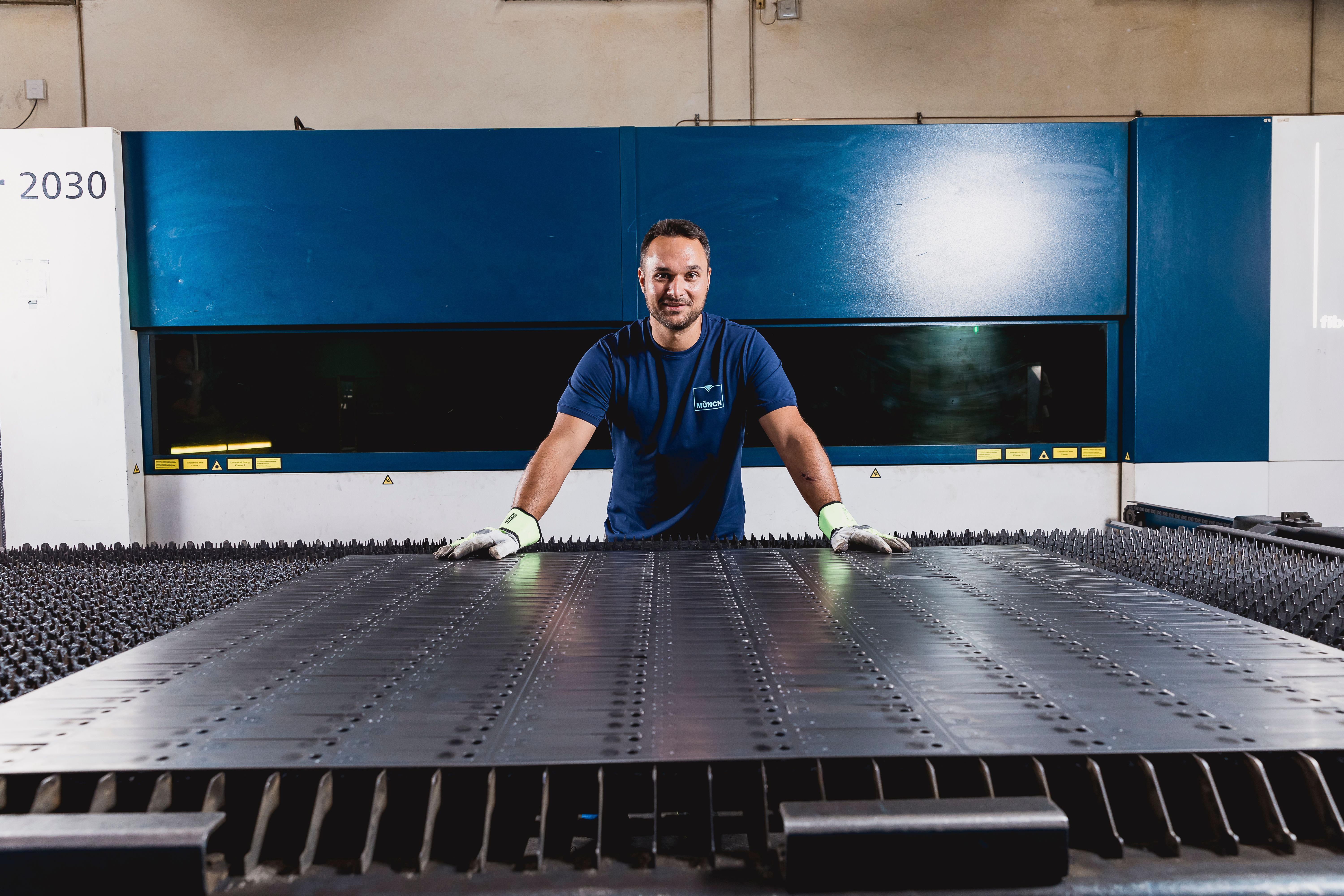 Mitarbeiter vor Lasermaschine