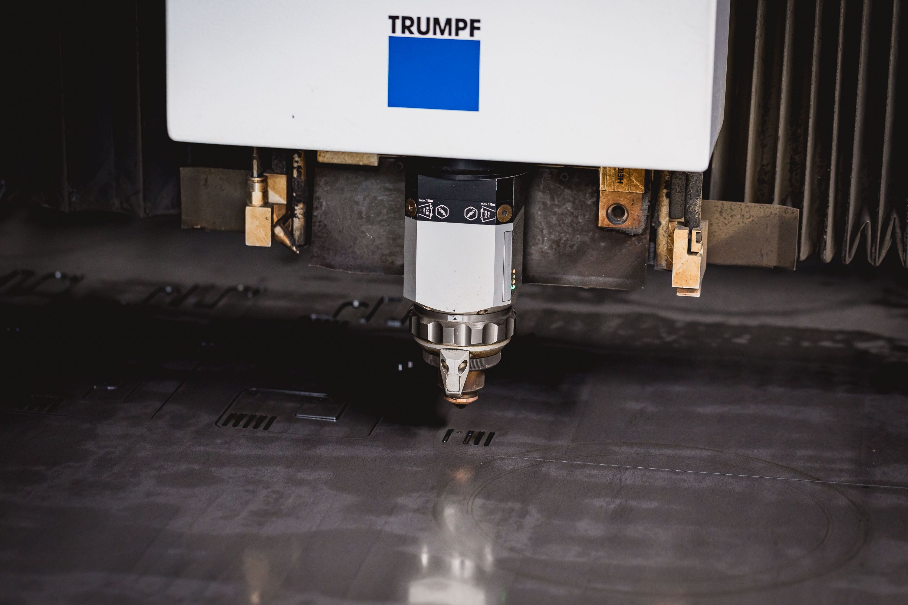 Laserkopf beim Schneiden