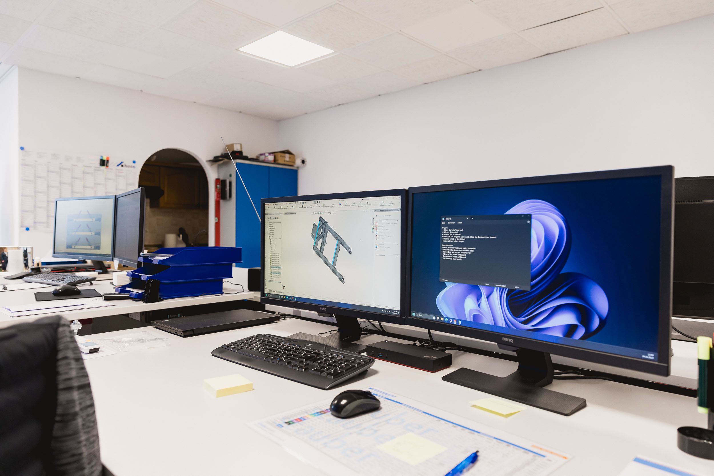 Arbeitsplatz mit mehreren Bildschirmen