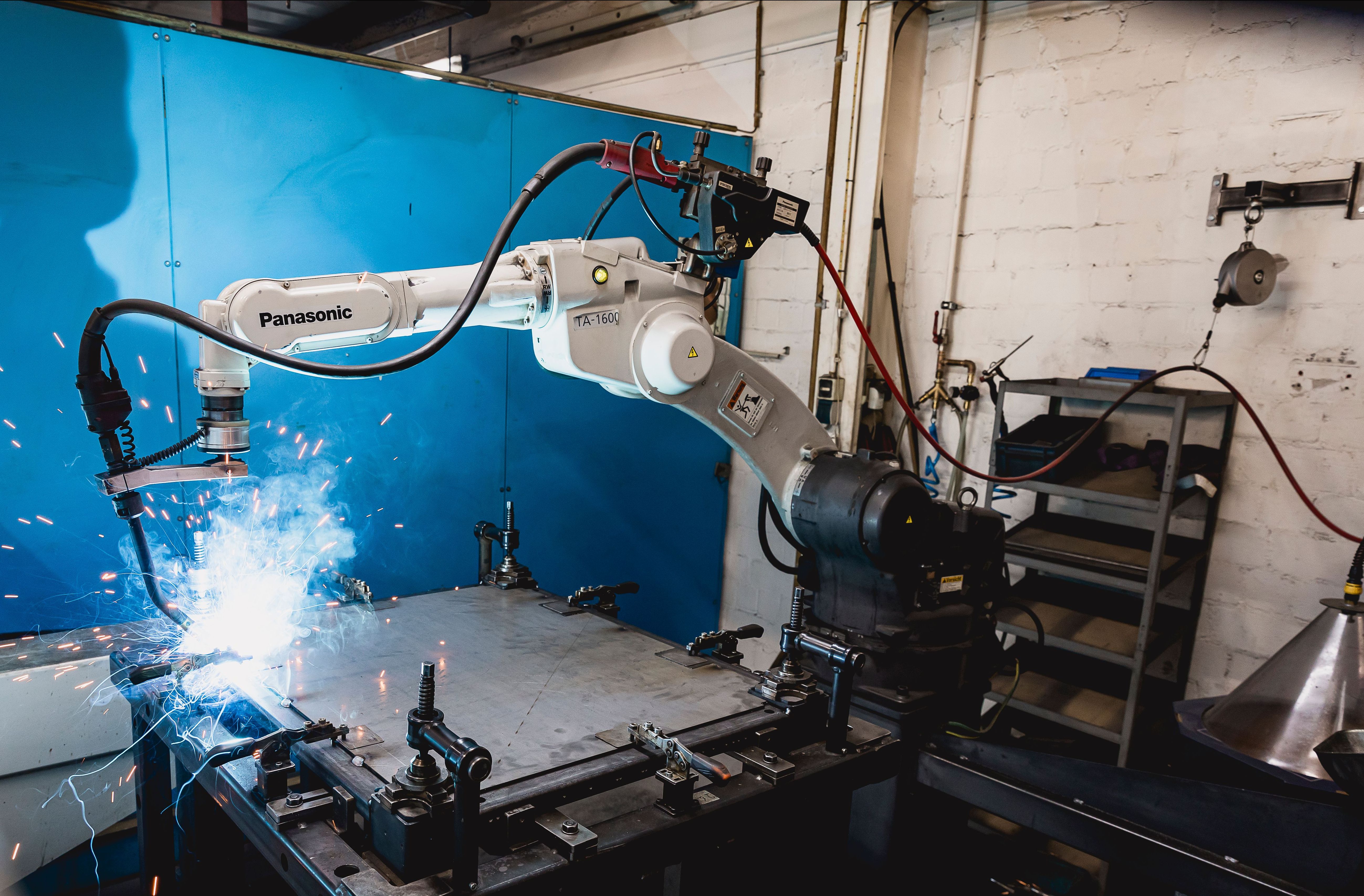 Schweißroboter beim Schweißen