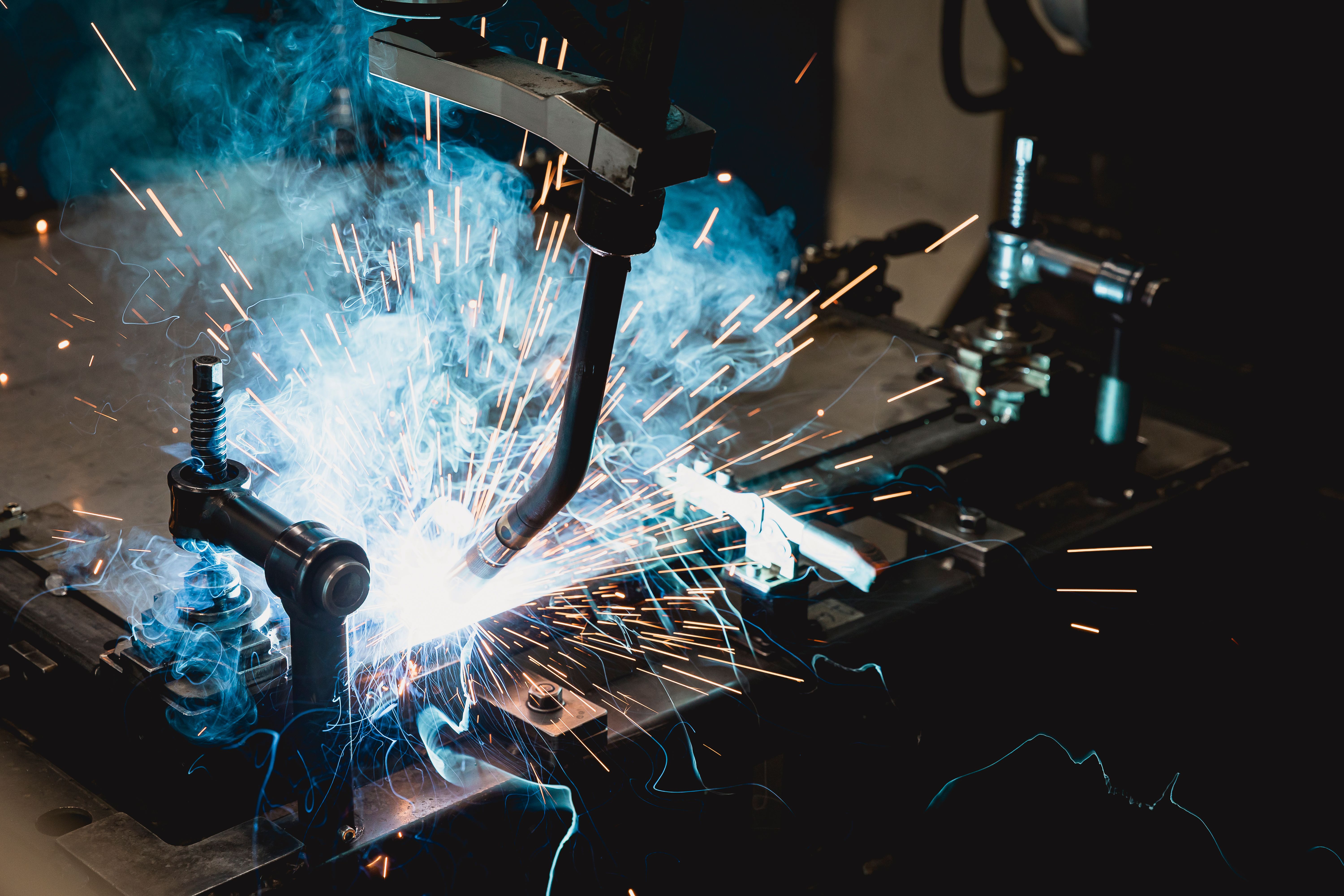 Schweißprozess mit Lichtbogen und Rauch