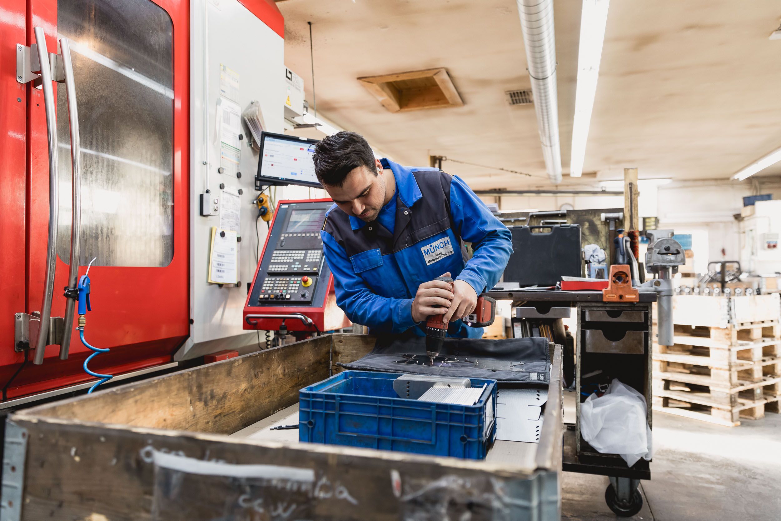 Mitarbeiter arbeitet an Zerspanungsmaschine